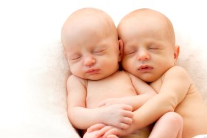 Deux nouveau-nés se collent
