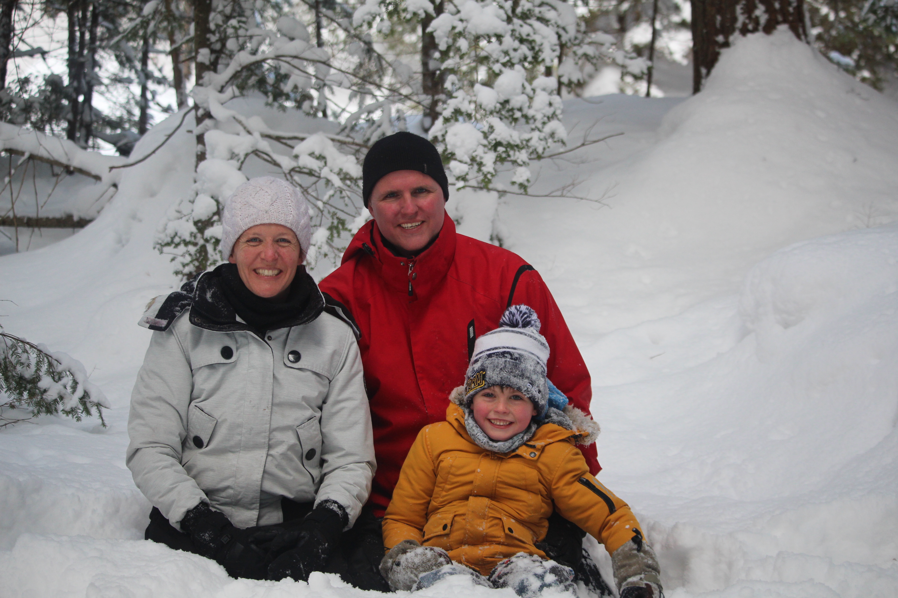 Une famille s’amuse dans la neige