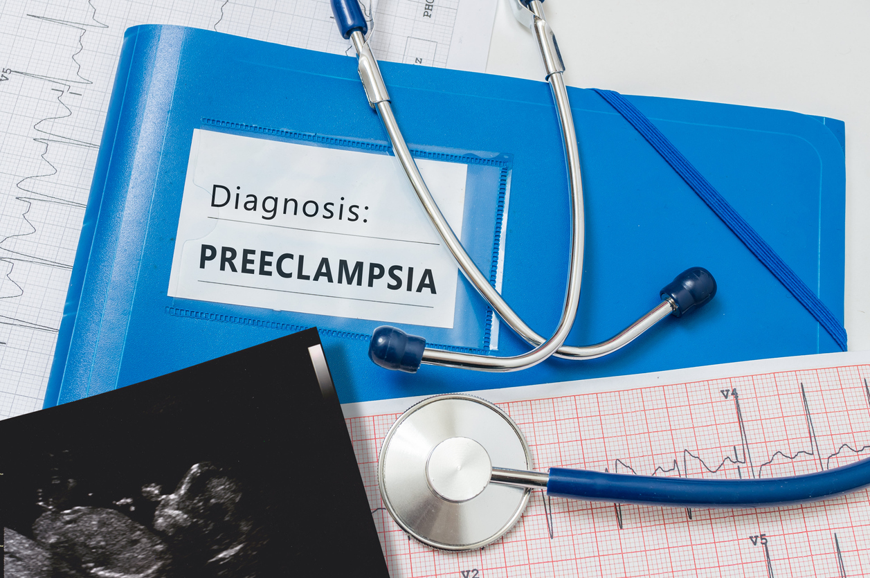 Stéthoscope, image échographique d’un bébé, reliure avec étiquette disant « Diagnostic : prééclampsie »